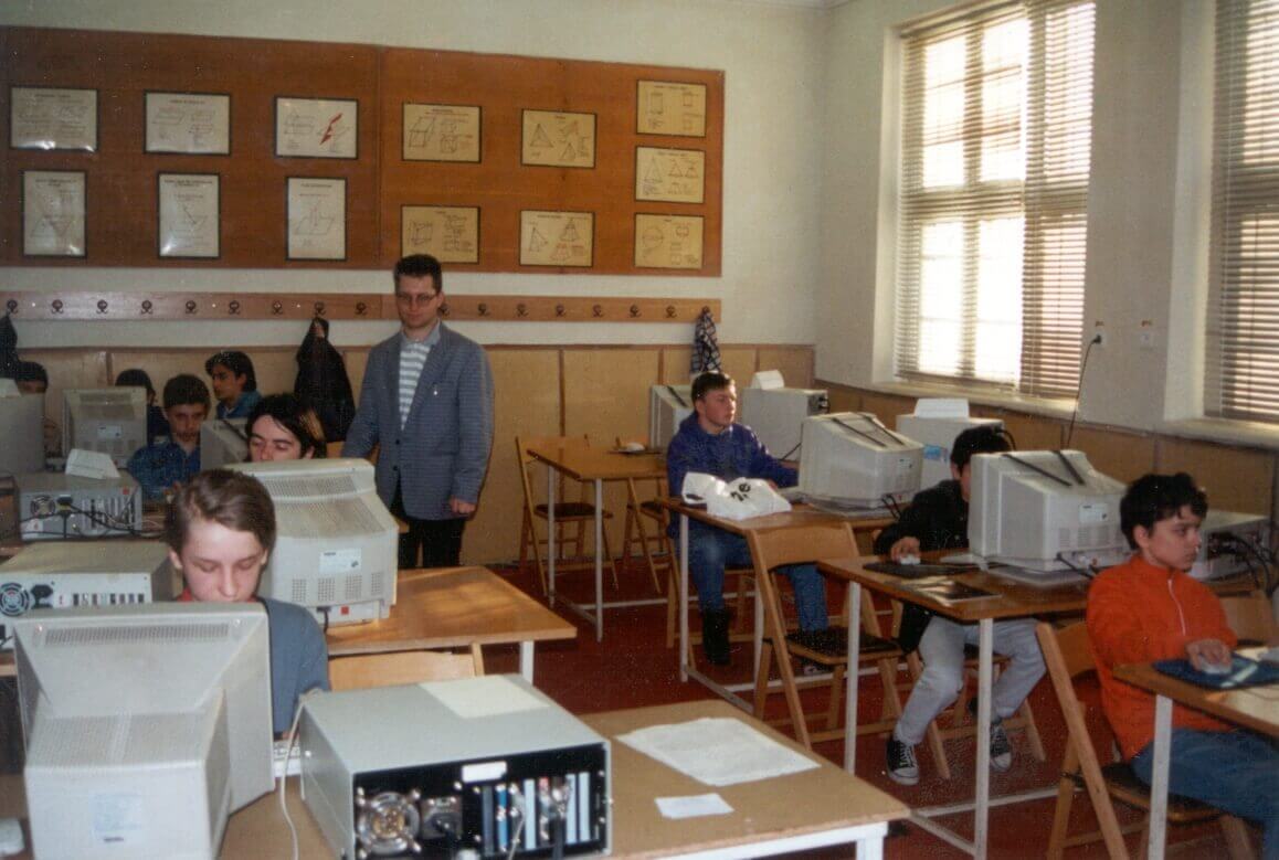 Laboratorul de informatica dotat de Fundatia Culturala  Renasterea Romana la scoala Petru Poni  Iasi 